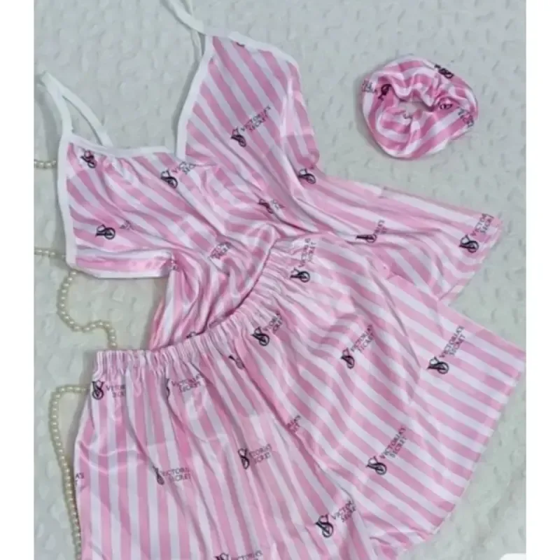 ست لباس خواب ساتن سه تیکه تاپ و شلوارک به همراه اسکرانچی فری سایز 36 تا 44